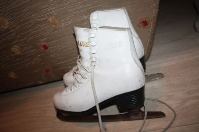 Лот: 6082990. Фото: 1. Коньки фигурные б/у. Коньки