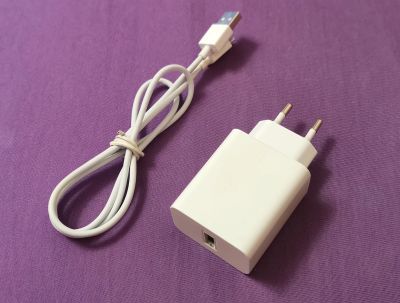 Лот: 20297833. Фото: 1. Зарядное устройство с microUSB... Зарядные устройства, блоки питания, адаптеры сетевые для смартфонов