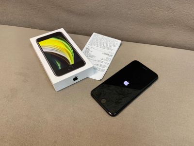 Лот: 18926337. Фото: 1. iPhone SE 2020, Black, 64GB, Гарантия. Смартфоны