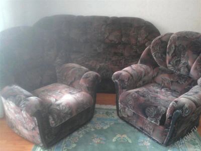 Лот: 495595. Фото: 1. Диван и пара кресел. Кресла, пуфы