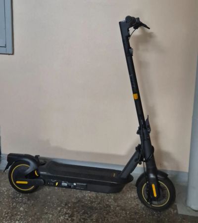 Лот: 25557644. Фото: 1. Электросамокат Ninebot Kickscooter... Электросамокаты, гироскутеры, сигвеи