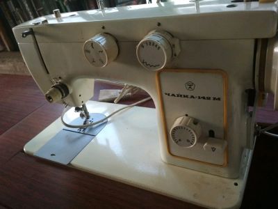 Лот: 12571405. Фото: 1. Швейная машина Чайка 142М. Швейная, вязальная
