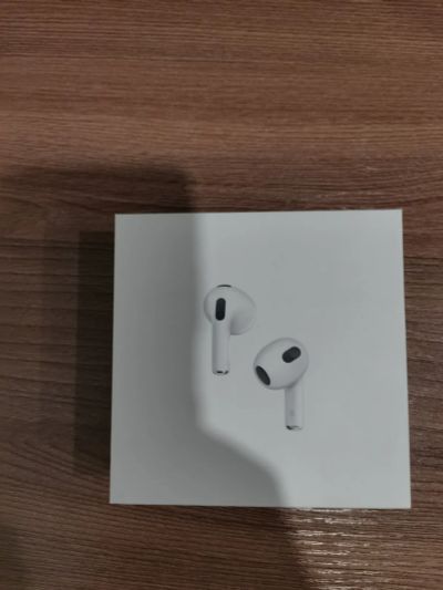 Лот: 21338215. Фото: 1. Оригинальные наушники Apple Airpods... Наушники, гарнитуры