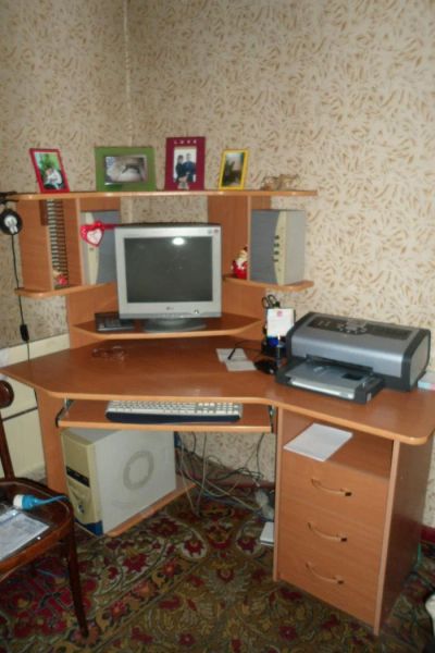 Лот: 3125402. Фото: 1. Стол (компьютерный). Компьютерные и письменные столы