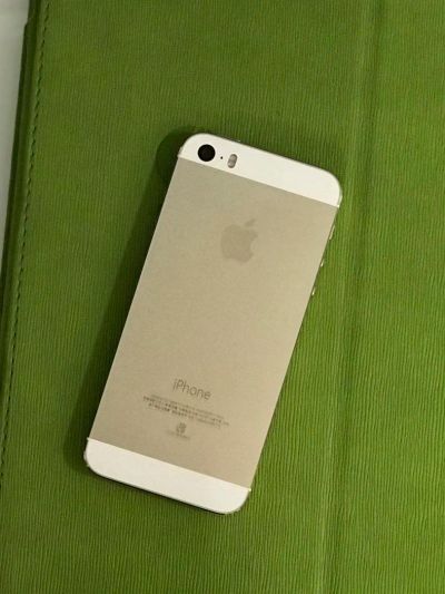 Лот: 10529041. Фото: 1. iPhone 5s золотой в идеальном... Брелоки, подвески
