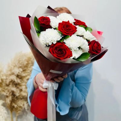 Лот: 21134523. Фото: 1. Букет из хризантемы и красных... Свежие цветы