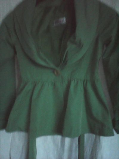 Лот: 9609193. Фото: 1. необычная ветровка с баской,зеленая... Верхняя одежда