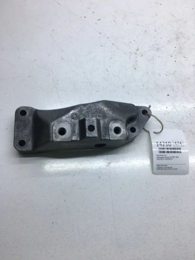 Лот: 20378465. Фото: 1. Кронштейн КПП Volkswagen Passat... Трансмиссия