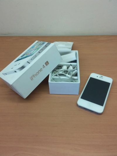 Лот: 7047627. Фото: 1. IPhone 4S 16Gb (комплект). Смартфоны