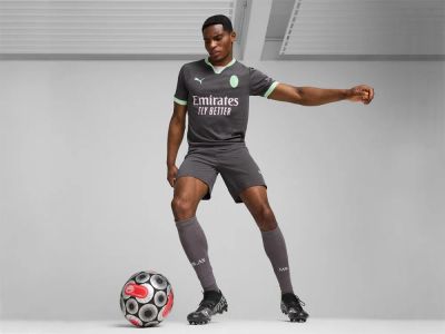 Лот: 25338176. Фото: 1. Футбольная форма Puma AC Milan. Форма