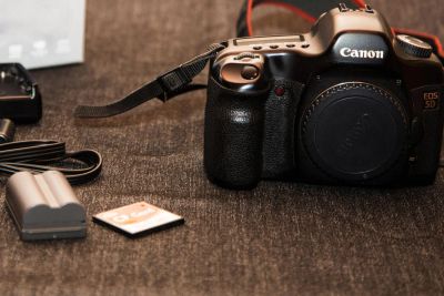 Лот: 4952716. Фото: 1. Фотоаппарат зеркальный Canon EOS... Цифровые зеркальные
