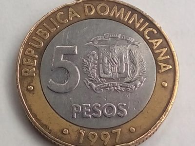 Лот: 18668701. Фото: 1. Монета Доминиканы 5 песо, 1997... Америка