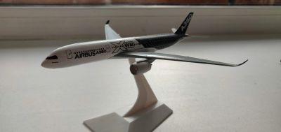 Лот: 12334061. Фото: 1. Модель самолета Airbus A350. Авиамоделизм