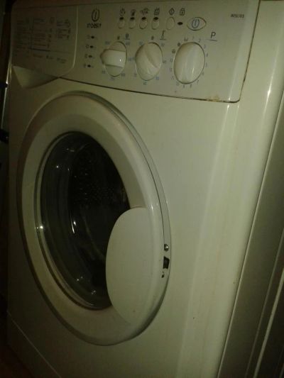 Лот: 5121872. Фото: 1. Стиральная машина indesit WISL103. Стиральные машины