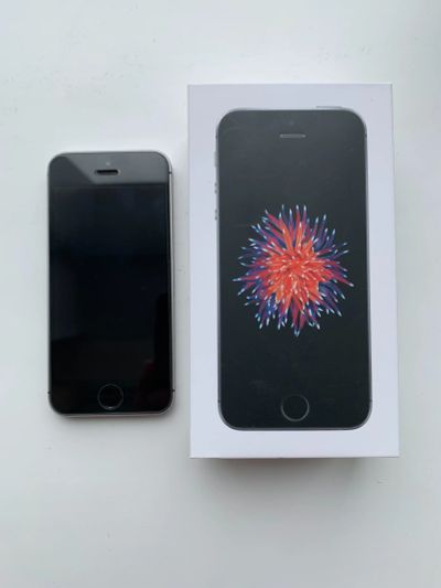 Лот: 13415159. Фото: 1. IPhone SE 32gb space gray. Смартфоны