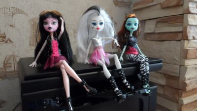 Лот: 5948176. Фото: 1. Три куклы Monster High Эбби, Дракулаура... Куклы и аксессуары