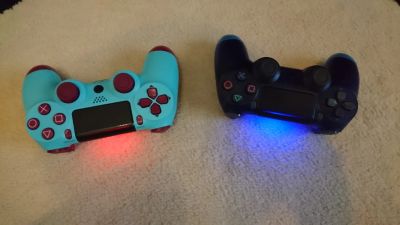 Лот: 15466514. Фото: 1. Dualshock ps4 v2 (два за 1600... Аксессуары для игровых приставок, консолей, геймпады