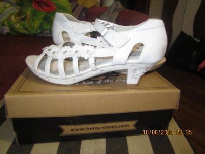 Лот: 7792755. Фото: 1. Босоножки белые для девочки подростка. Босоножки