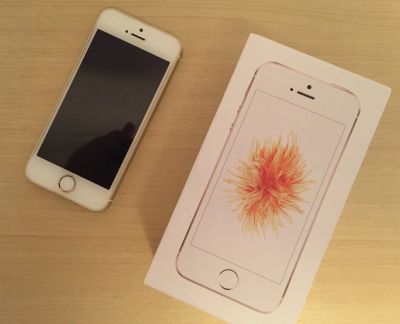 Лот: 16943675. Фото: 1. iPhone SE 32Gb gold. Смартфоны