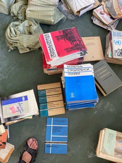 Лот: 23330399. Фото: 1. Строительная литература. Художественная
