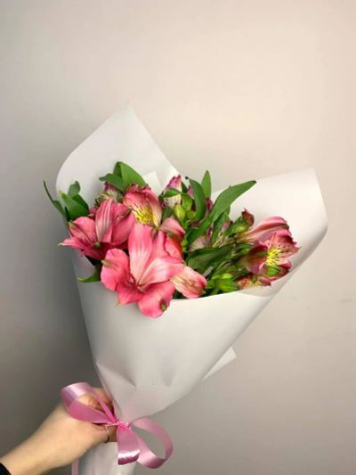 Лот: 25509750. Фото: 1. 2.букет-комплимент из альстромерий. Свежие цветы