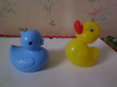 Лот: 19930150. Фото: 1. Две пластмассовые уточки, одна... Игрушки для купания