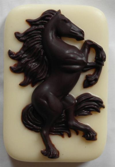 Лот: 3133883. Фото: 1. Шоколадная фигурка "Конь на дыбах... Фигурки, статуэтки