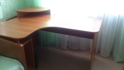 Лот: 5318793. Фото: 1. компьютерный стол отличного качества... Столы, стулья, обеденные группы
