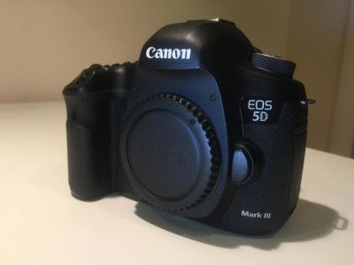 Лот: 10572639. Фото: 1. Canon 5D Mark 3 + карта + 2 аккумулятора... Цифровые зеркальные