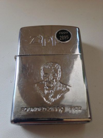 Лот: 7097301. Фото: 1. Zippo зажигалка с портретом. Зажигалки, спички, пепельницы