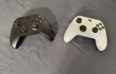 Лот: 25783136. Фото: 1. Два геймпада Xbox Series оригинал... Аксессуары для игровых приставок, консолей, геймпады