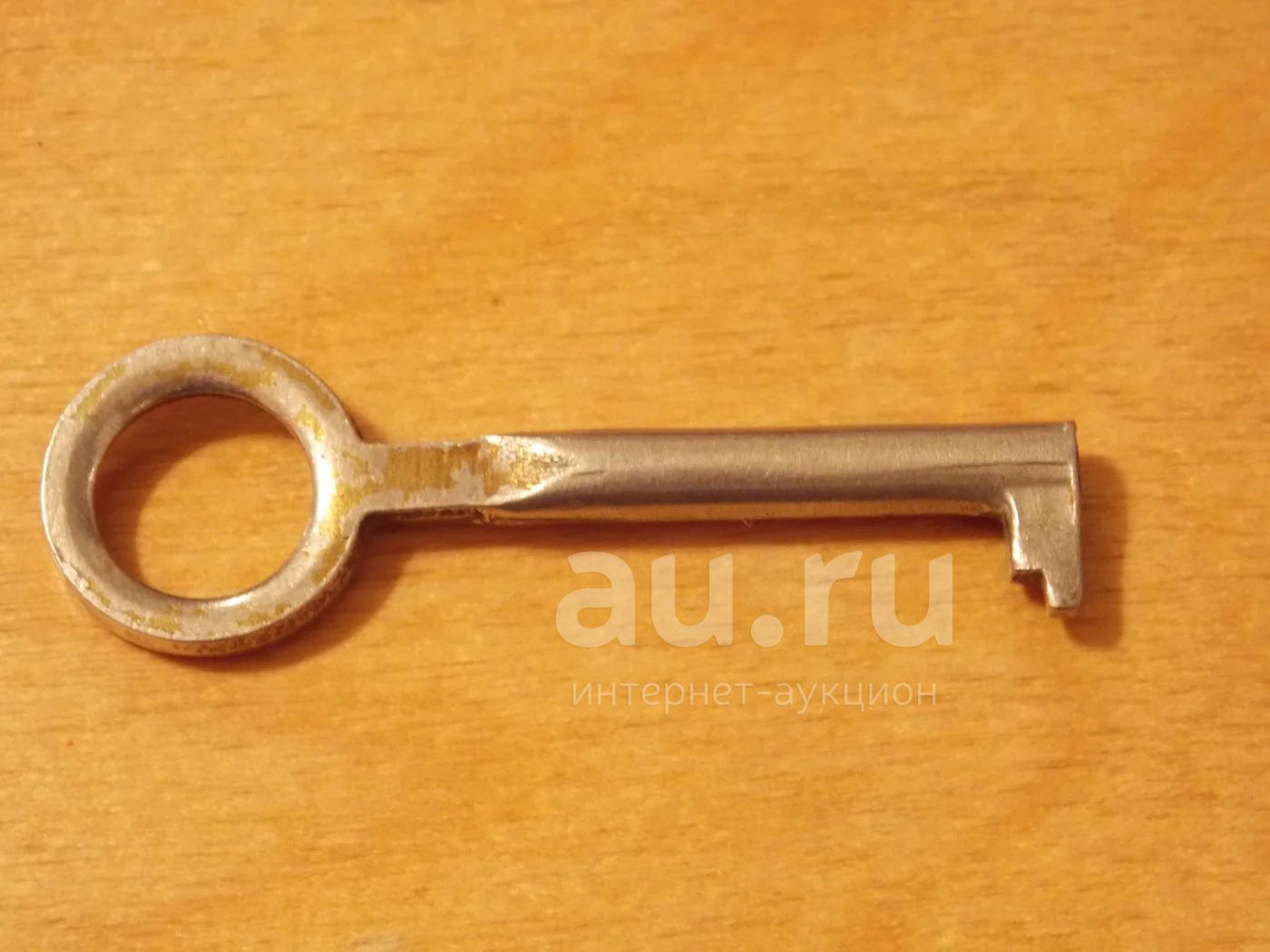 Ключ старого образца. Советский шкаф с ключом. Ключ от советского шкафа. Старинный ключ от шкафа. Старинные ключи для шкафов.