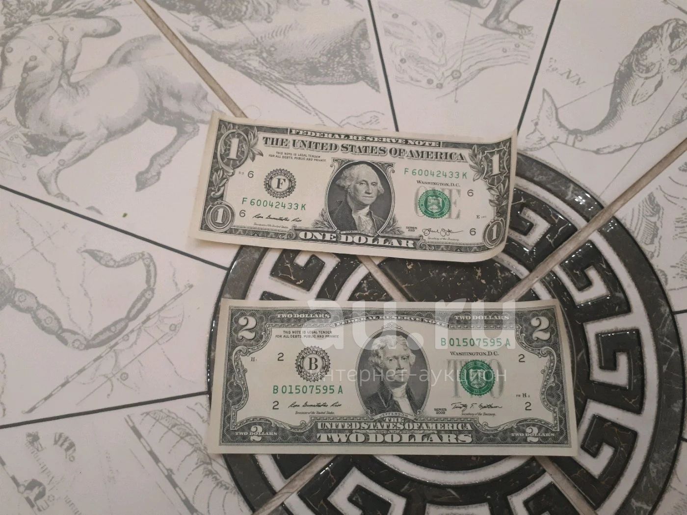 Продать доллары в Красноярске. Снятие валюты фото вертикальное. Купить доллар для поездки