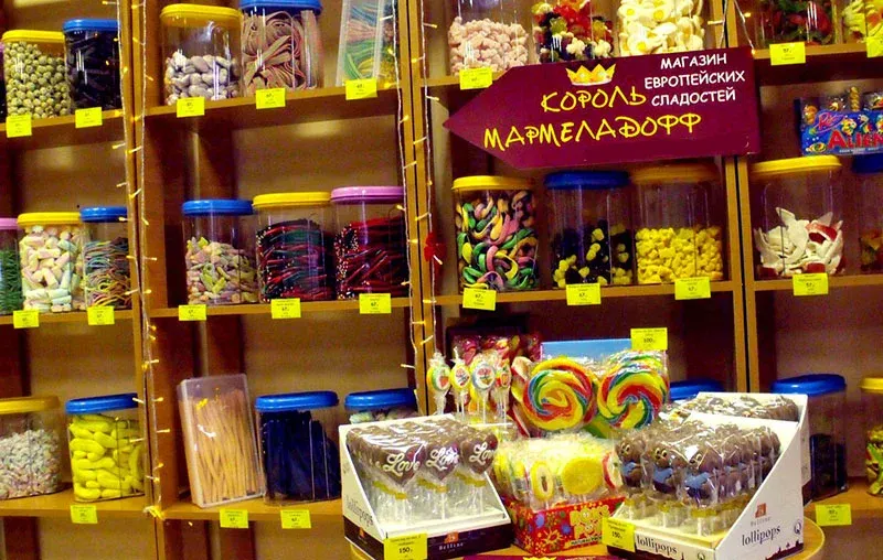 Сладости в ряд. Магазин сладостей в Москве. Актобе сладост из магазина.