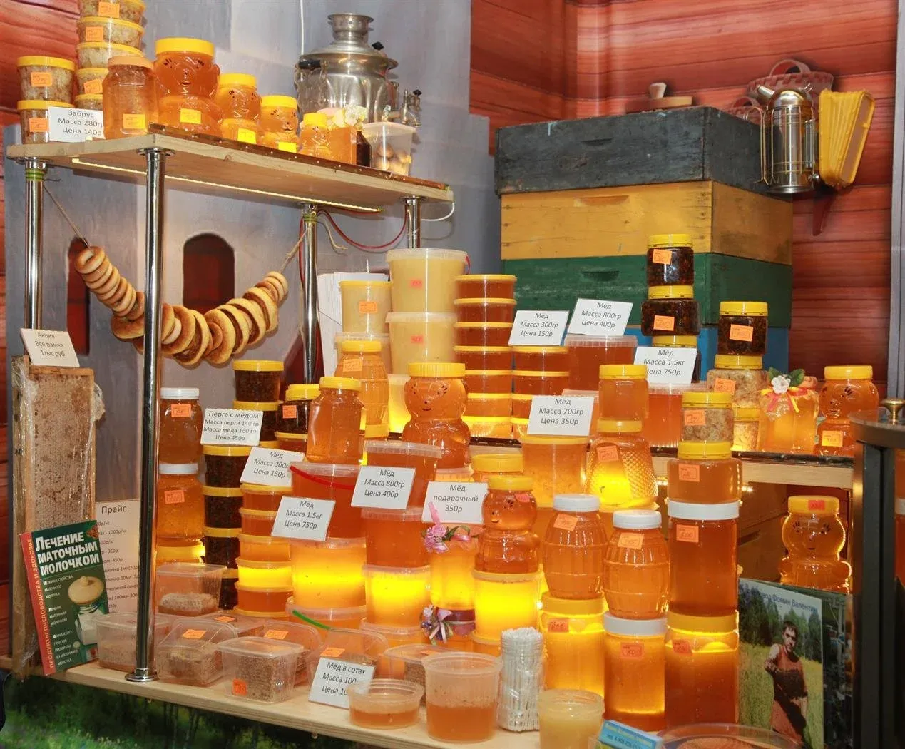 Магазин продуктов пчеловодства. Магазин меда. Прилавок с медом. Товары из продуктов пчеловодства. Магазин продуктов меда.