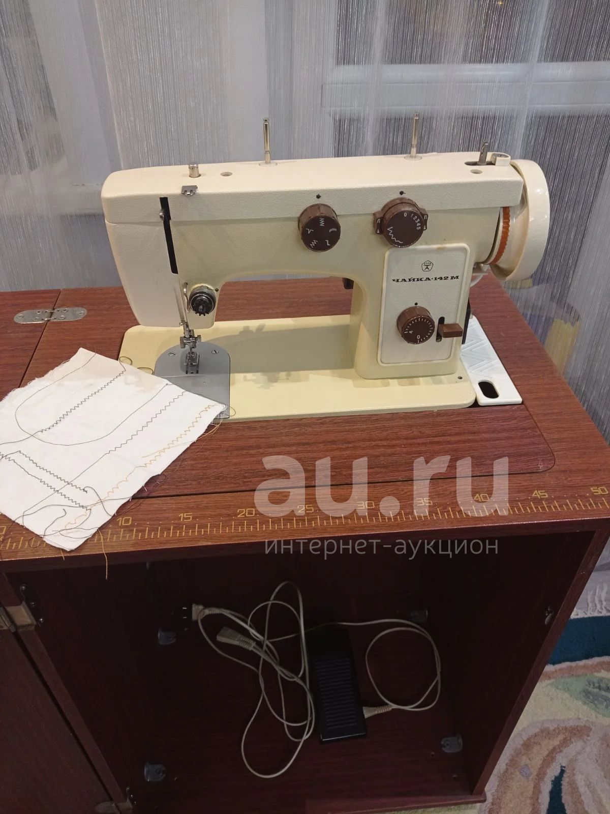 Швейная машинка Чайка 142М с электроприводом и тумбой — купить в ...