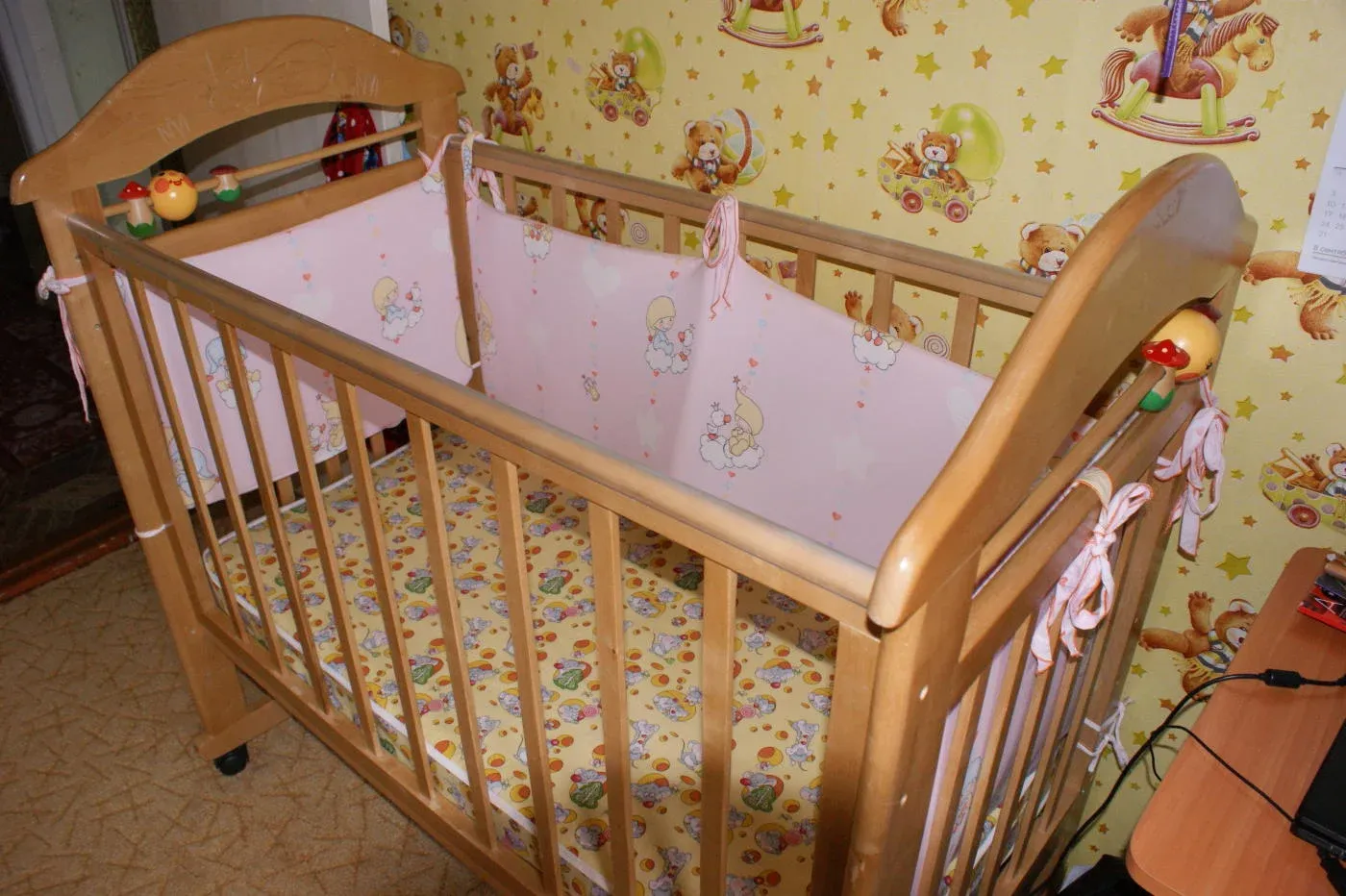 Авито куплю детскую кроватку б у. Детские кроватки. Кроватка для новорожденного. Детская кровать для новорожденных. Детская деревянная кроватка с бортиками для новорожденных.