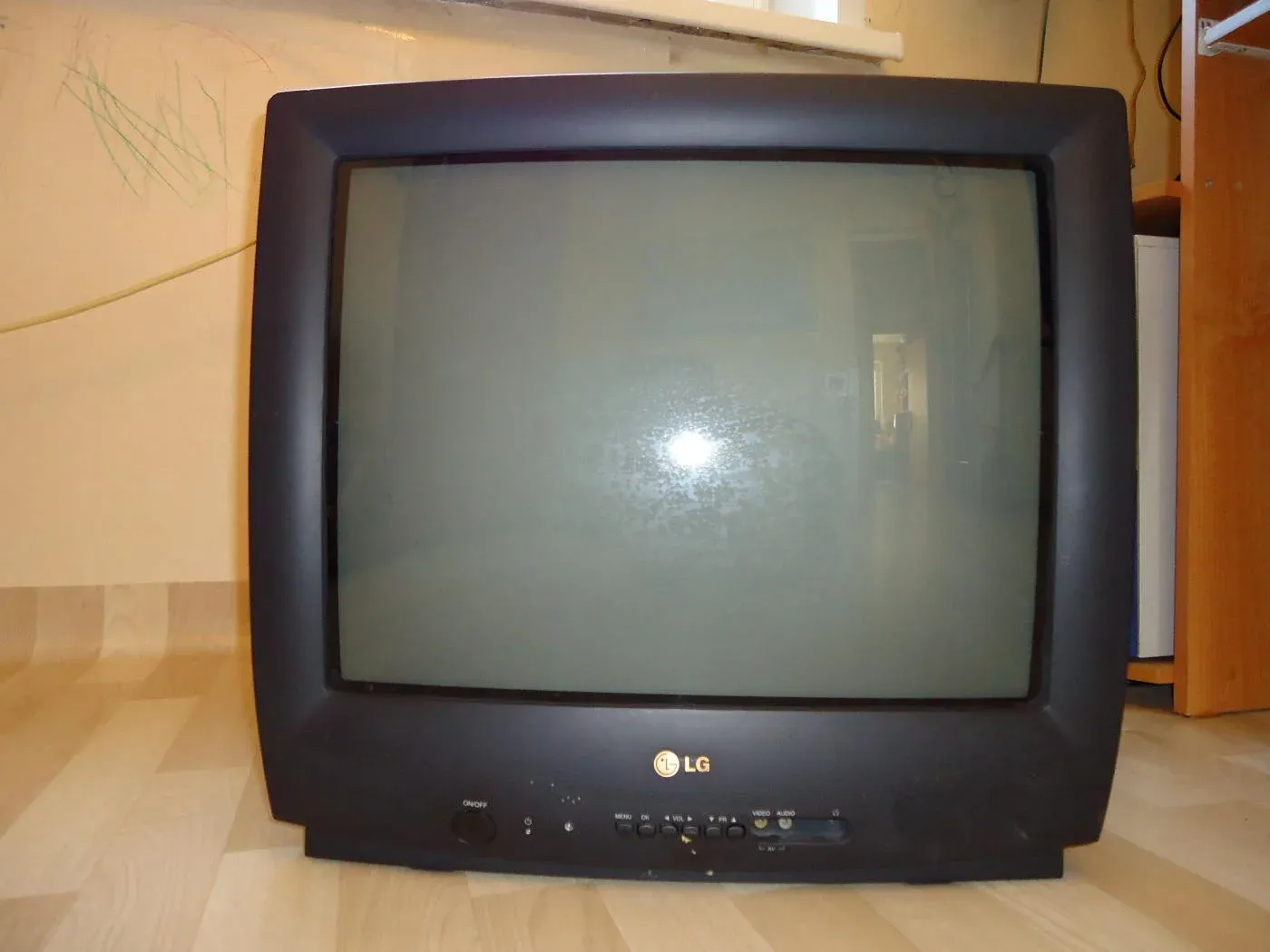 Телевизор LG 1996 года выпуска