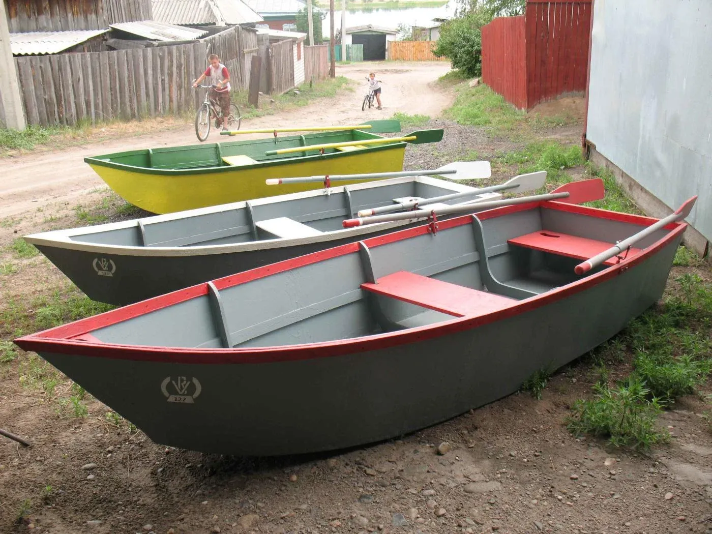 Авито самара лодки купить. Весельная лодка. Лодки пластиковые и дюралевые. Лодка пластиковая. Лодка весельная металлическая.