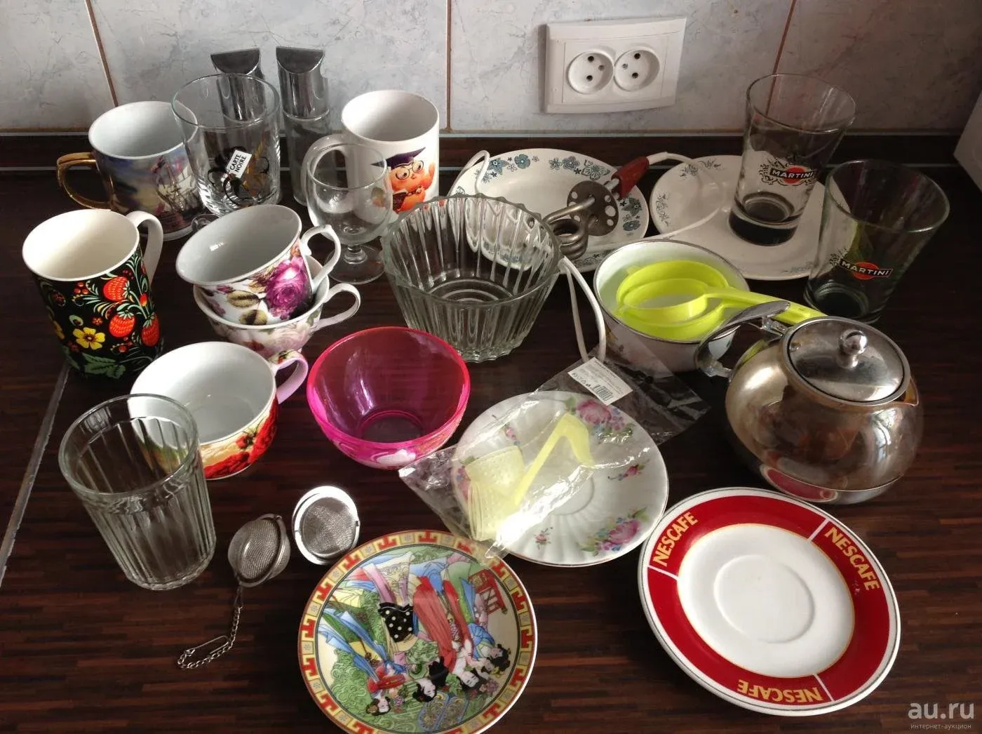 Лишняя тарелка на столе. Посуда для кухни. Посуда разная. Домашняя посуда. Домашый посуда.