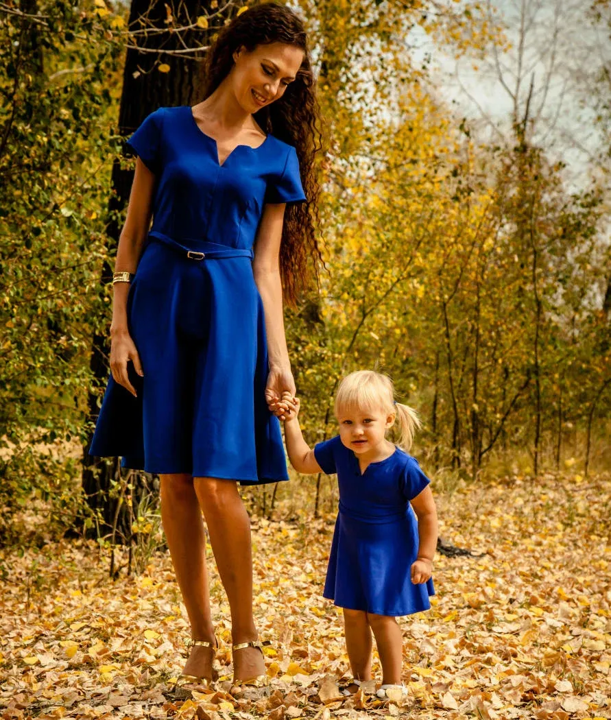Мама друга в платье. Платье для мамы. Мама и дочка с платьем. Платье для прогулок с детьми. Платье для мамы и Дочки на годик.