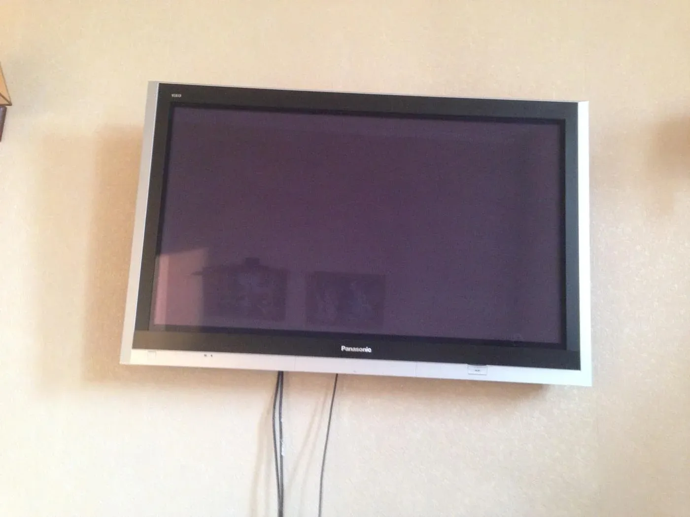 Бу телевизоры в городе. Телевизор маленький плоский. Маленький плазменный телевизор. Маленький плазменный телевизор на кухню. Плоские телевизоры на стену недорогие.