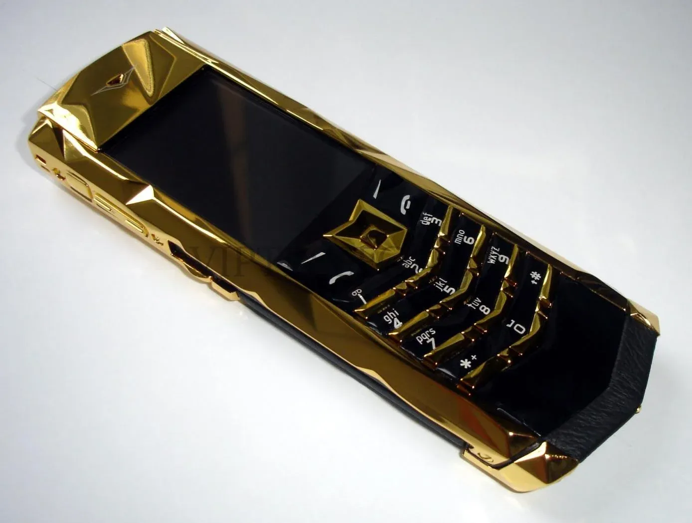 Телефон золотом. Верту Голд модель 2008. Vertu s050472 золотой. Nokia 6300 Gold Vertu Signature Gold. Верту золотой оригинал.