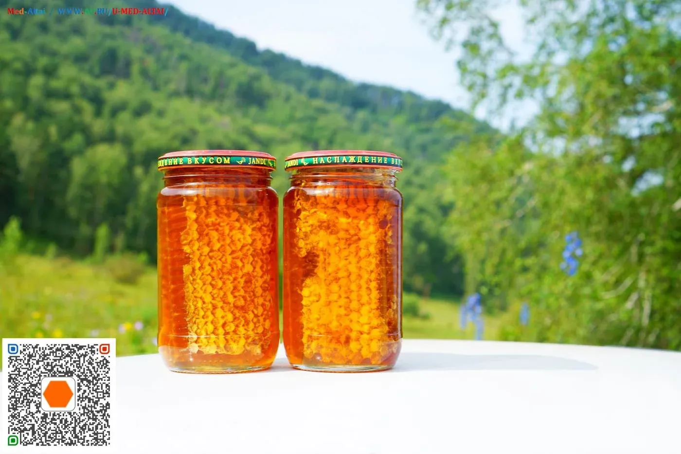 Мед с сотами в банке