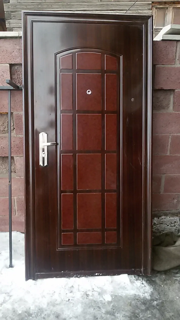 Авито двери в дом. Китайская дверь металлическая входная. Дверь входная металлическая БЭУШНАЯ. Двери железные входные б/у. БЭУШНАЯ дверь входной.
