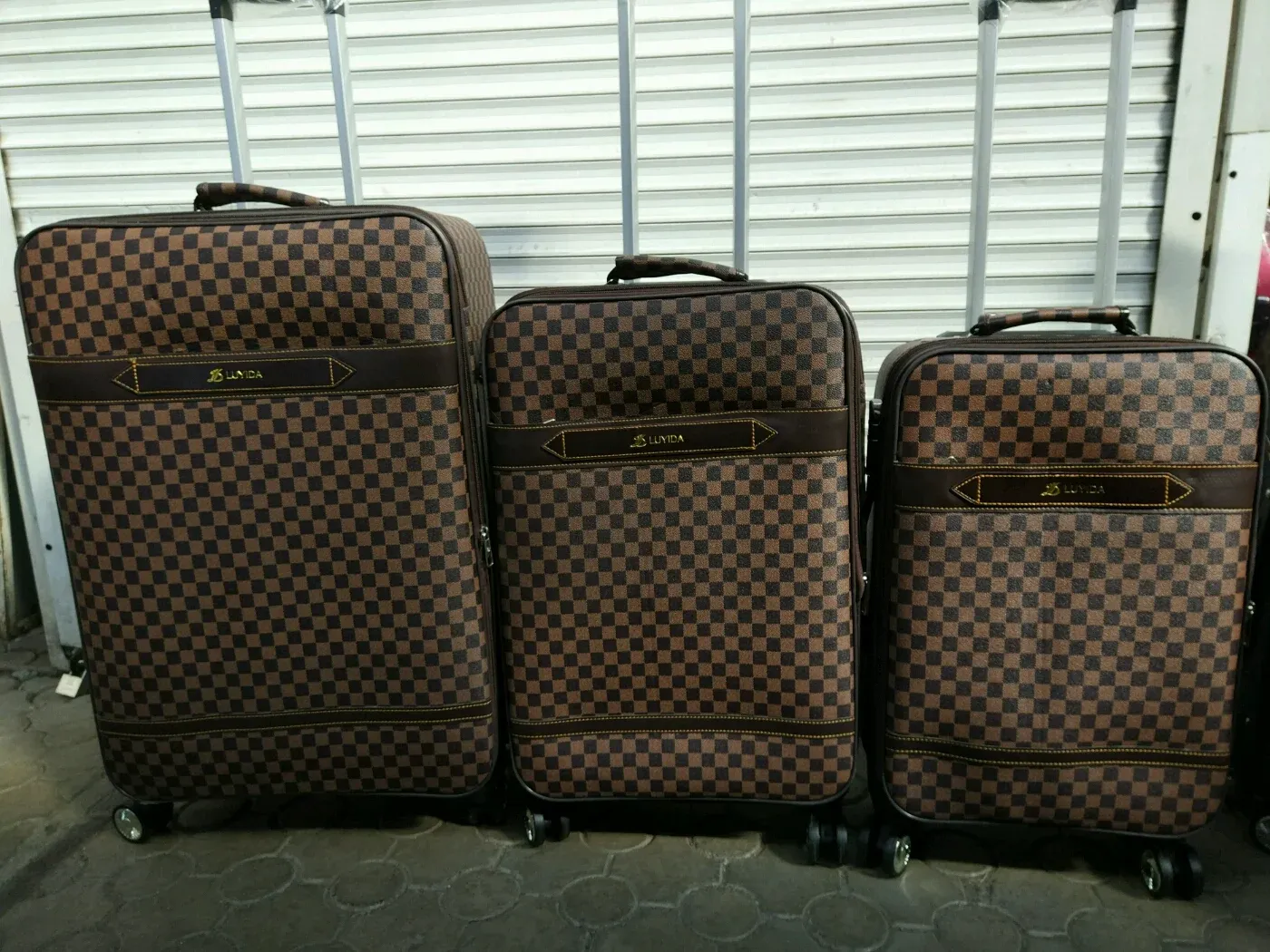 Где оставить чемодан. Отдам даром чемодан Москва. Барахолка чемодан в Москве. Мир кейсов Москва. Сколько стоит чемодан возле моего дома в магнит.