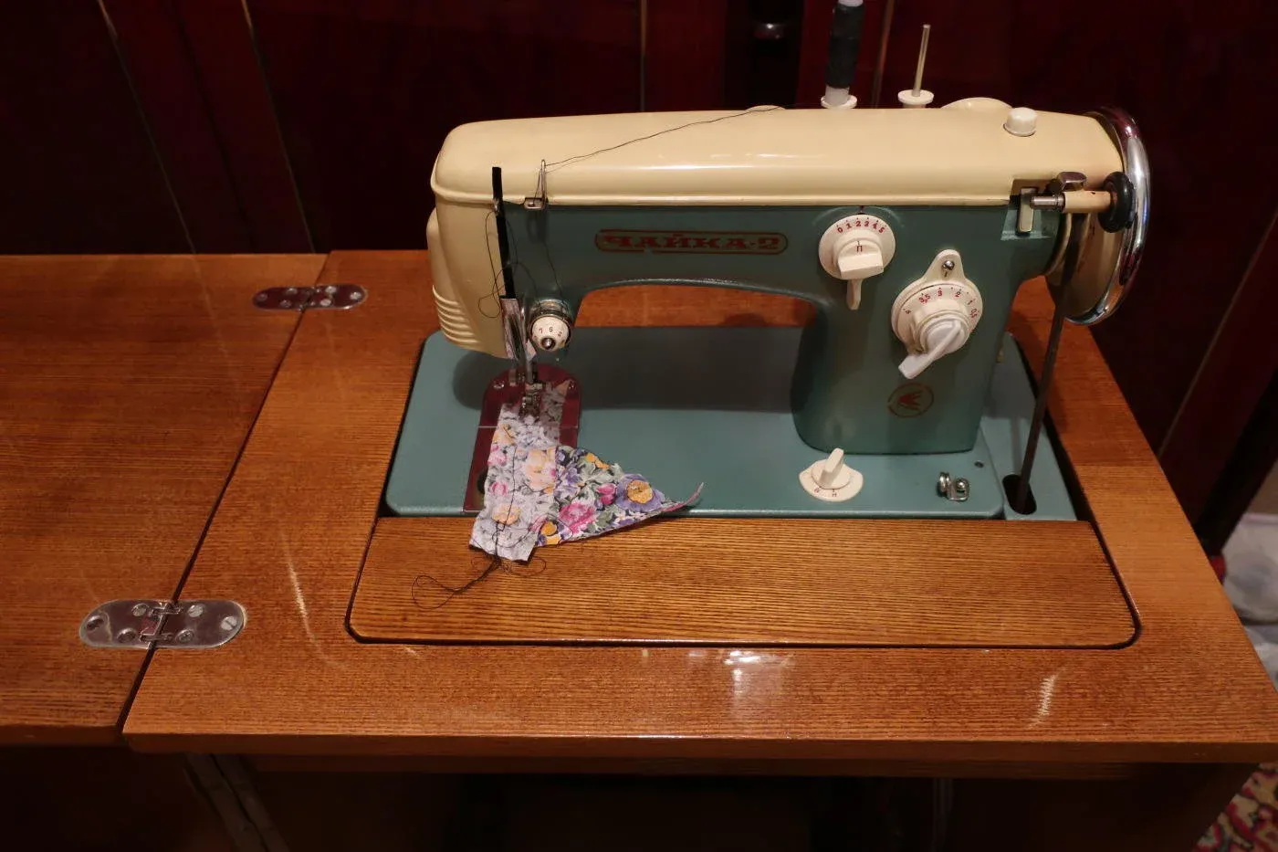 Старая швейная машинка чайка