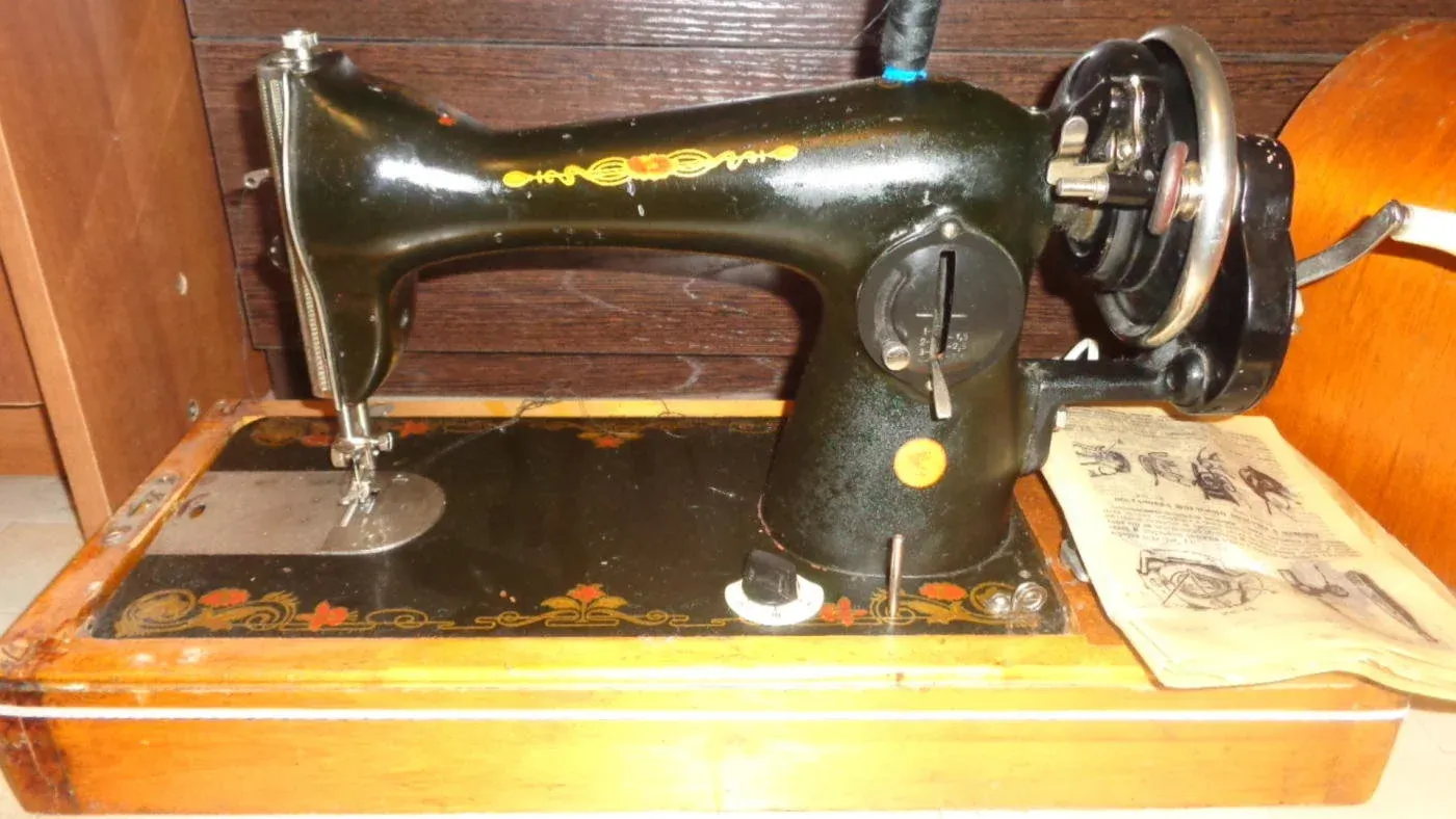 Машинка не шьет причина. Швейная машина Singer 1972г. Швейная машинка Подольск ручная. Старая машинка швейная не строчит. Швейная машинка Orion.
