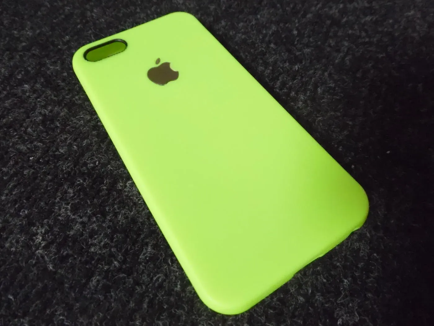 Почему желтеет силиконовый чехол. Чехол на айфон се 2 силиконовый. Ядовито зеленый чехол на iphone 12. Салатовый чехол на се2. Прозрачный зеленый чехол желтеет.