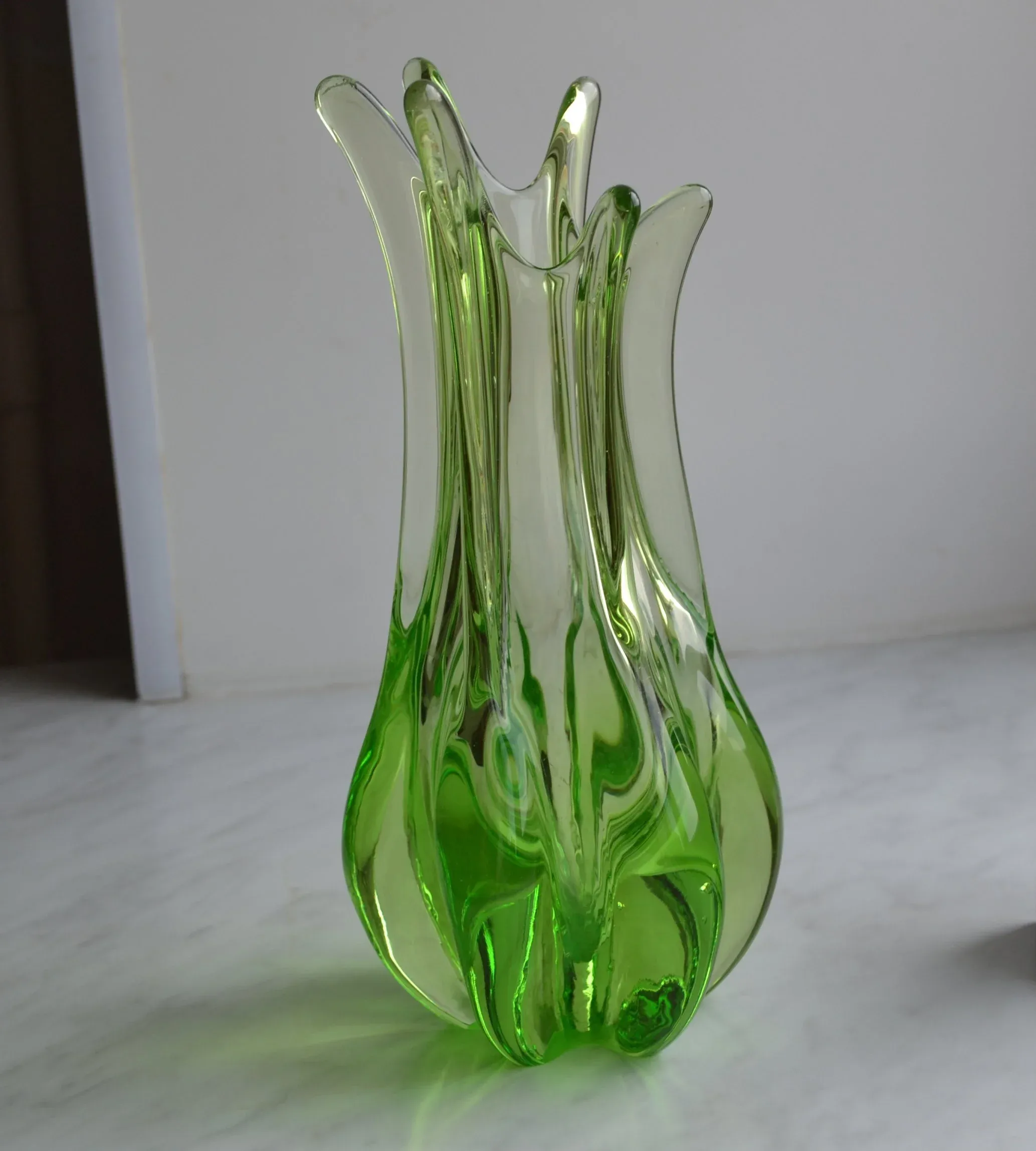 Цветной ваза. Богемское стекло vaza cerna 8149/40/34022. Вазы для цветов. Стеклянные вазы. Необычная ваза для цветов.